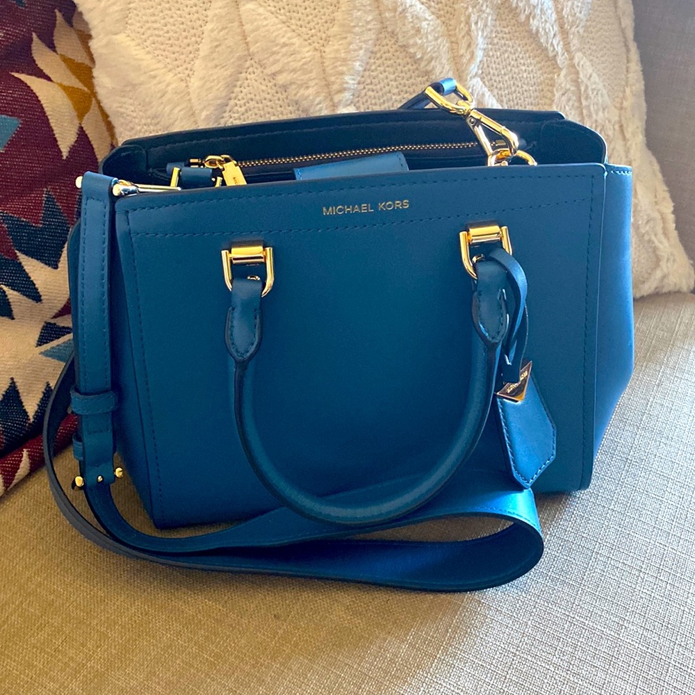 Michael Kors mini bag azul blue with gold clasps, brand new never used